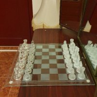 Продавам красив стъклен шах, снимка 2 - Антикварни и старинни предмети - 38440116