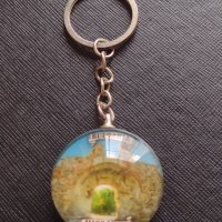 Стъклен ключодържател сувенир от Хисаря България много красив стилен дизайн 42608, снимка 1 - Други - 43682889
