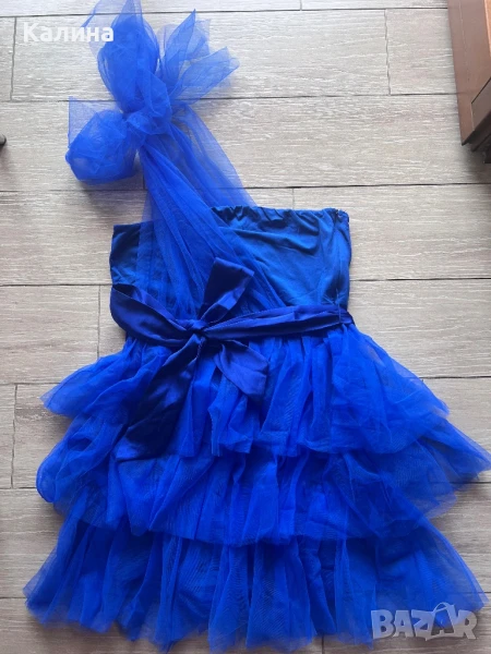 ЧИСТО НОВА Тъмно синя рокля с едно рамо от тюл, снимка 1