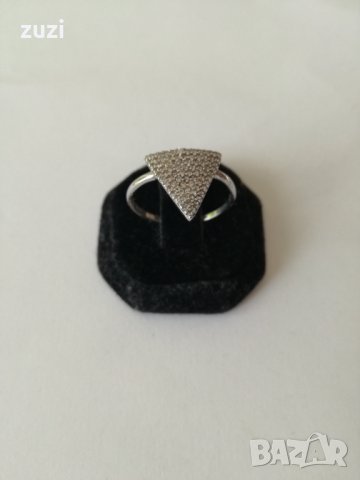 Сребърен пръстен с бели цирконий. Сребро проба 925.