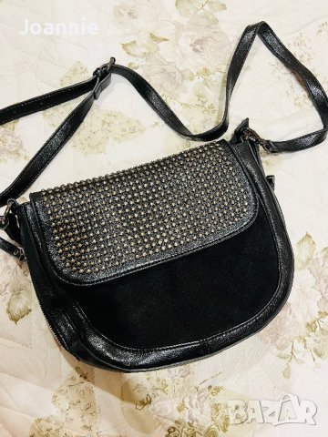 Черна дамска чанта с камъни и велур 