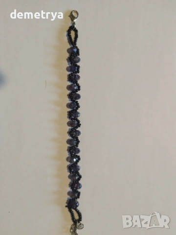 Гривна от черни и виолетови камъни