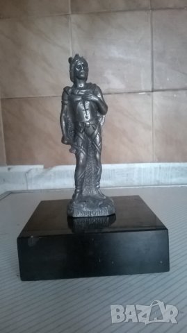 метална статуетка