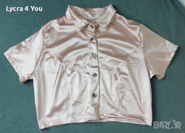 Къса дамска лъскава ризка или блузка с яка и метални копчета