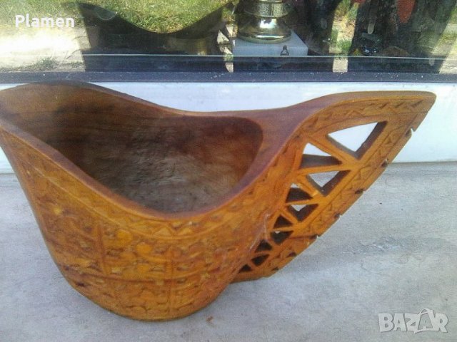 Дървена чаша с дърворезба с форма на кана