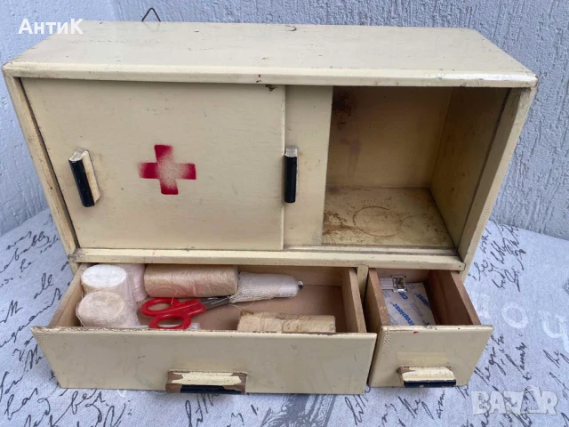 Стара Дървена Аптечка, снимка 4 - Антикварни и старинни предмети - 51049556