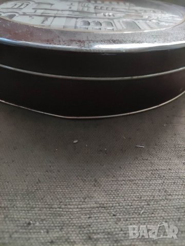 Продавам София - метална шоколадова бонбониера Малчика  , снимка 3 - Други ценни предмети - 37802230