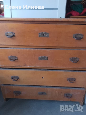 Стар дървен скрин