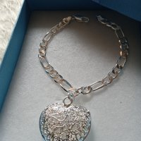 Нова, сребърна гривна, масивна със сърце. Поставена в луксозна кутия за подарък., снимка 1 - Гривни - 43450692