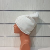 Нова зимна дамска шапка с камъчета в бял цвят, снимка 6 - Шапки - 35502359