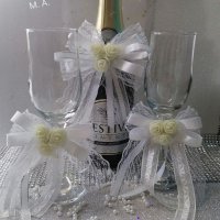 Украса за шампанско и чаши в бяло! , снимка 1 - Сватбени аксесоари - 37869668
