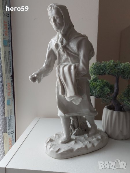 Авторска Българска порцеланова фигура/автор Г.Гълъбов-пропаганда,жена партизанка/!960 год., снимка 1