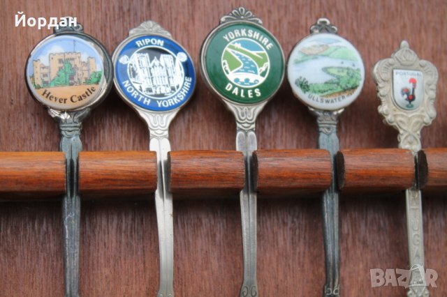 Сувенирни посребрени лъжички 24бр с дървена стойка, снимка 2 - Антикварни и старинни предмети - 34809113