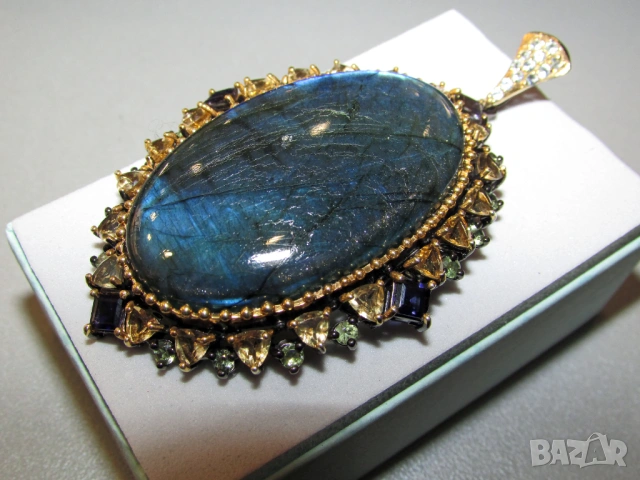 голям син лабрадорит 70 карата подходящ за подарък , снимка 3 - Колиета, медальони, синджири - 53498643