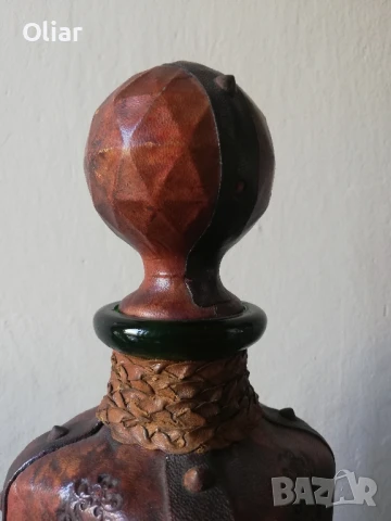 Красива и нестандартна бутилка от стъкло и щампирана кожа., снимка 5 - Антикварни и старинни предмети - 50749038