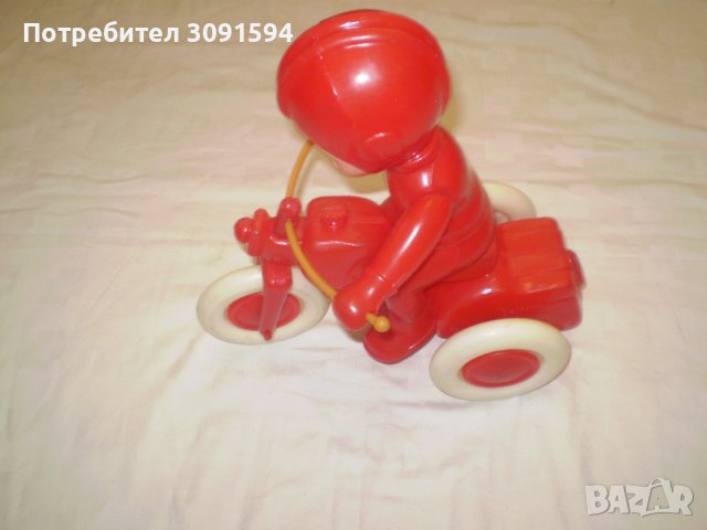 Ретро играчка моторист с мотор червена твърда пластмаса, снимка 3 - Други ценни предмети - 43906757