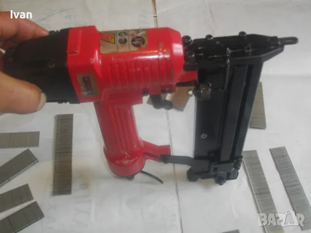 АВСТРИЙСКИ ПНЕВМАТИЧЕН ТАКЕР комбиниран скоби-пирони 16-32 мм Почти нов ОТЛИЧЕН KRAFT Werkzeuge 915, снимка 8 - Други инструменти - 47782072