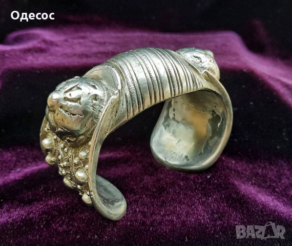 Старинна възрожденска сребърна гривна рогатка