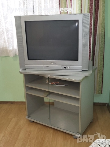 Телевизор с въртяща се маса., снимка 2 - Телевизори - 52748857