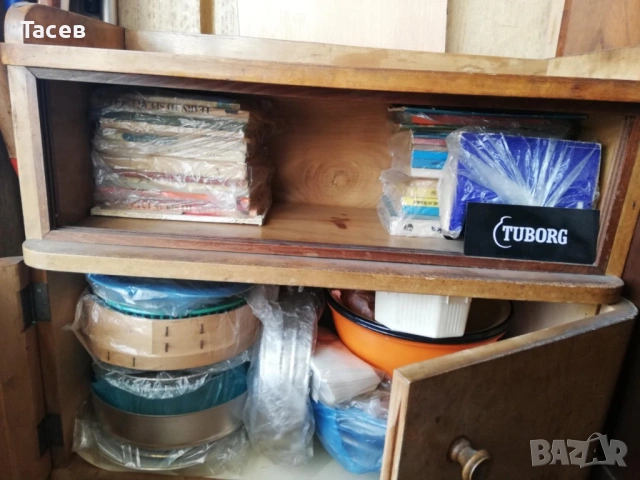Продавам ретро дървен шкаф със стъклени витрини, снимка 2 - Шкафове - 53563000