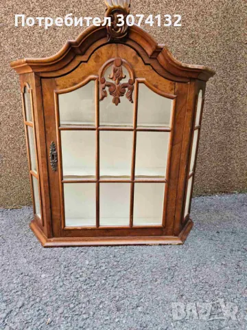Витрина за стена с интарзия