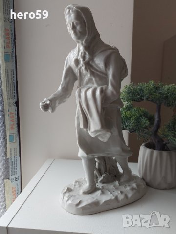 Авторска Българска порцеланова фигура/автор Г.Гълъбов-пропаганда,жена партизанка/!960 год., снимка 1