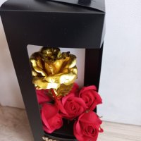Комплект "златна" роза и сапунени рози с надпис "Честит празник" налично, снимка 2 - Декорация за дома - 39707470