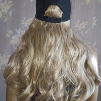 Нова дълга перука  руса на леки кичури в едно с шапка, снимка 1 - Аксесоари за коса - 36682689