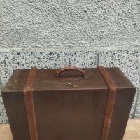 Дървен куфар със заключване и кожена дръжка , снимка 4 - Антикварни и старинни предмети - 43905101