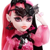 Оригинална кукла Monster High™ Draculaura с домашен любимец прилеп и аксесоари / Дракулора , снимка 4 - Кукли - 43166824