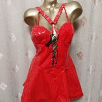 L Червена рокля от лак/ винил/ с диадема и жезъл подарък червени чорапи с дантела , снимка 3 - Рокли - 43798345