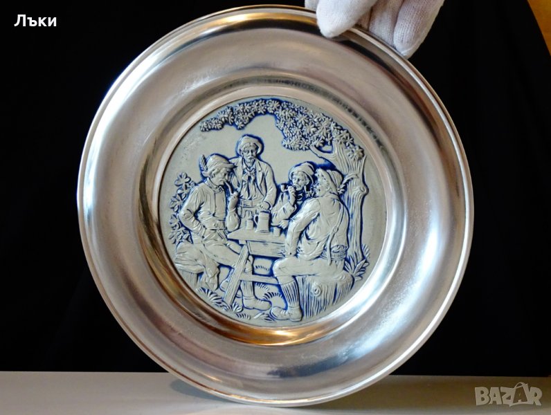 Чиния,пано от калай с картина Ловци. , снимка 1