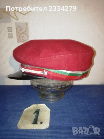 Стари ученически знамена и шапки от СОЦА, снимка 2 - Антикварни и старинни предмети - 52611178