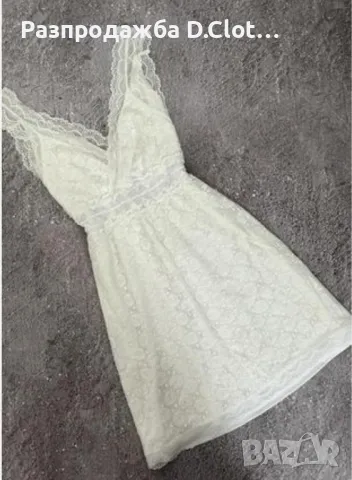 Бяла дантелена рокля 