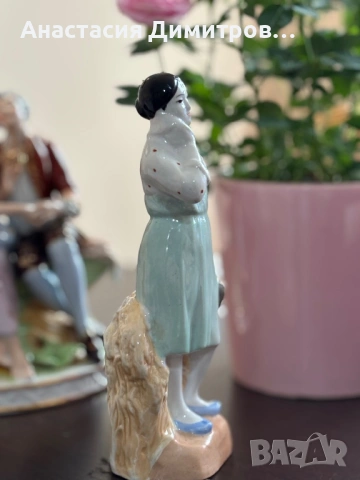 Порцеланова статуетка Колхозница , снимка 2 - Антикварни и старинни предмети - 53477628