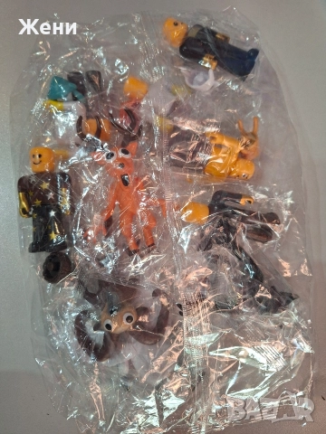 10 броя фигурки от играта "99 нощи в гората" на Роблокс