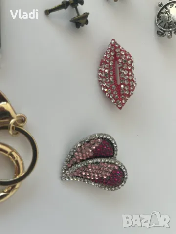 Брошки, снимка 2 - Колиета, медальони, синджири - 48274091