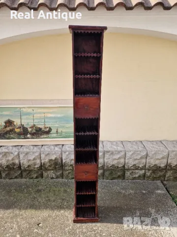 Страхотен висок антикварен дървен шкаф за дискове 