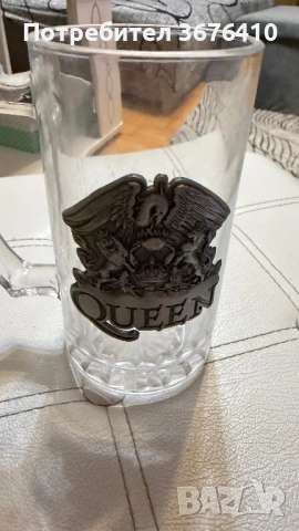 Халба с логото на групата Queen