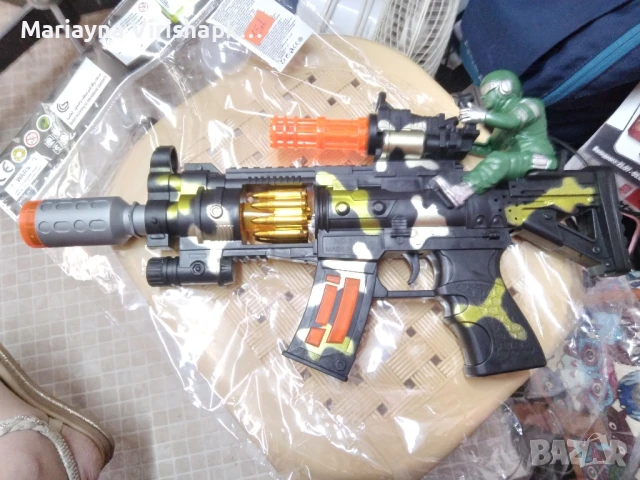 Продавам автомат на батерии,светещ ,музикален