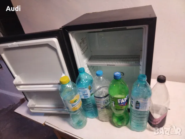 Амонячен хладилник тип мини бар. DOMETIC RH438D  с обем 30 литра. Ниска консумация на ток 65W Подход, снимка 2 - Хладилници - 48561834