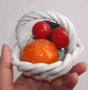 Порцеланова кошничка с плодове, ръчно изработена