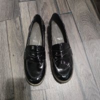Продавам дамски черни лачени обувки , снимка 1 - Дамски ежедневни обувки - 39073458