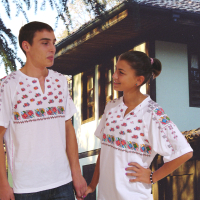 Тениска с щампа по оригинални мотиви на бродерии от регион „Северозападна България“, снимка 3 - Тениски - 44874372