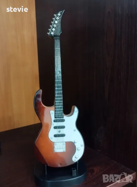 Сувенир - китара с батерия, снимка 1