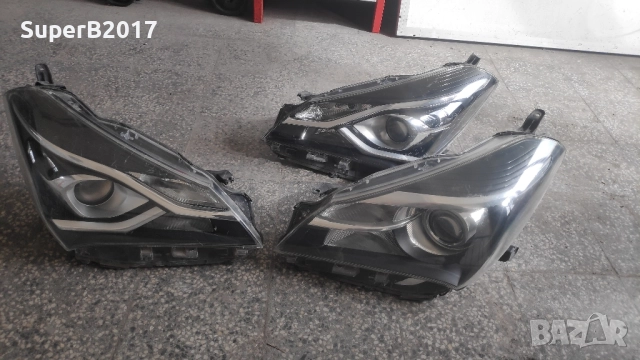 Продавам - оригинални ляв и десен фар за Тойота Ярис 2017-2020