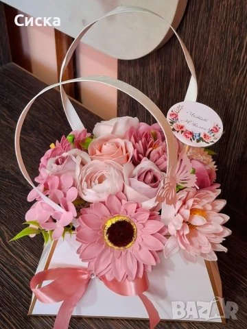 Кокетната дамска чанта с микс сапунени цветя от пластичен сапун в розово и пепел от рози