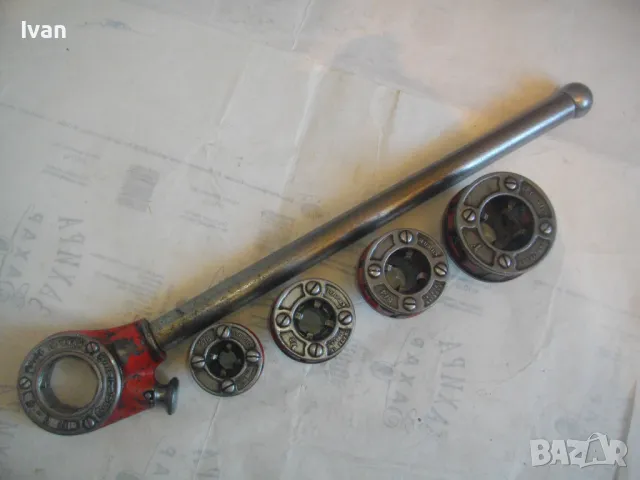 RIDGID MADE IN USA ПРОФЕСИОНАЛЕН РЕЗБОНАРЕЗЕН КОМПЛЕКТ ЗА РЕЗБИ ТРЪБИ 4ГЛАВИ ПАФТА ВИНТОРЕЗКА ПЛАШКА, снимка 2 - Други инструменти - 48048791