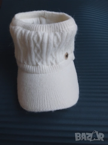 Дамска бяла зимна шапка - мека Ангора, снимка 2 - Шапки - 52466534