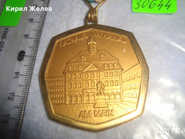 1977г. ПОЗЛАТЕН БРОНЗОВ НЕМСКИ ГРАДСКИ МЕДАЛ ХАНАУ с ЛЕНТА и НОСАЧ 30644, снимка 2 - Антикварни и старинни предмети - 37970818